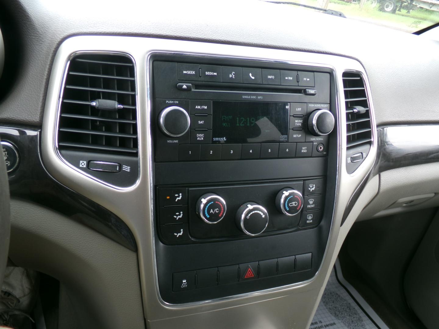 2011 Gray /Gray Jeep Grand Cherokee Laredo 2WD (1J4RS4GG4BC) with an 3.6L V6 DOHC 24V engine, 5-Speed Automatic transmission, located at 401 First NE, Bearden, AR, 71720, (870) 687-3414, 33.726528, -92.611519 - Photo#10